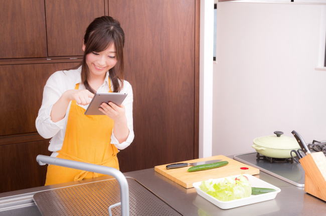 レシピを確認する人の写真