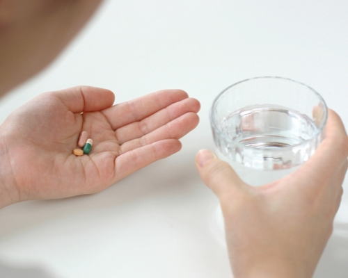 薬を飲む人の写真