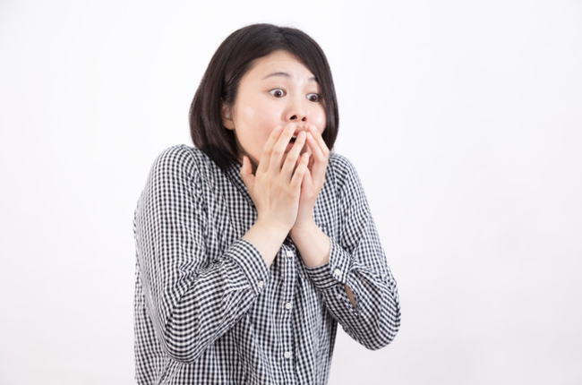 口臭を気にする女性の写真