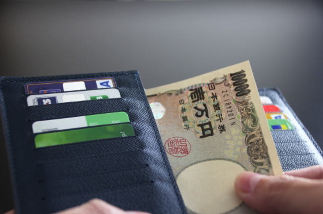 財布と現金の写真
