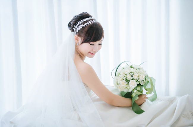 白いウェディングドレスの写真