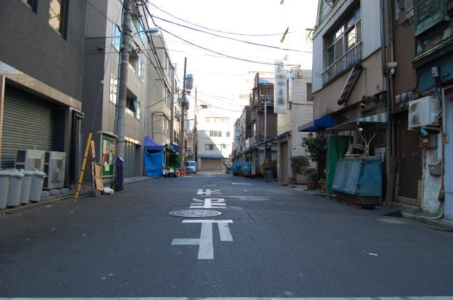 閑散とした町の様子の写真
