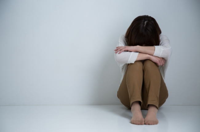 落ち込んでいる人の写真