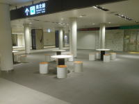 ミスタードーナツ大通駅ショップ前の休憩スペース